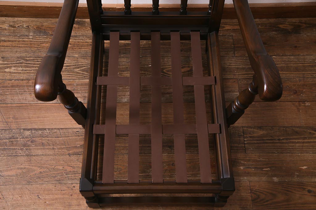 ヴィンテージ家具　イギリスビンテージ　ERCOL(アーコール)　Old Colonial(オールドコロニアル)　ニレ材　シックな佇まいのイージーチェア(アームソファ、1人掛けソファ)(R-037537)