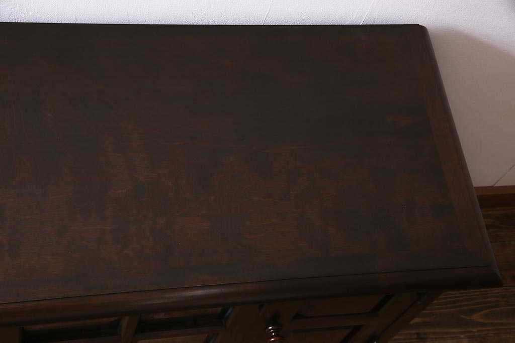 中古　北海道民芸家具　脚付き　落ち着きある色合いのサイドボード(収納棚、戸棚、キャビネット)(R-037550)