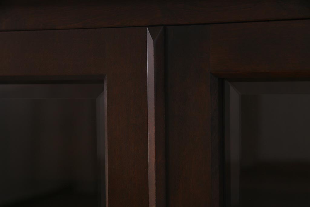 中古　北海道民芸家具　脚付き　落ち着きある色合いのサイドボード(収納棚、戸棚、キャビネット)(R-037550)