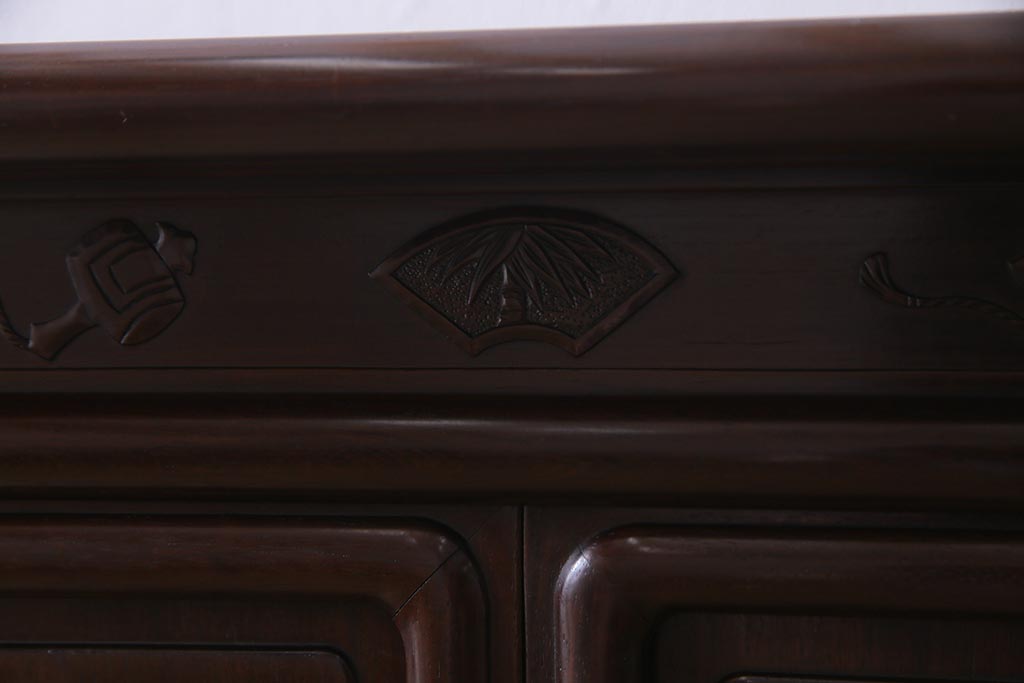 中古　伝統工芸品　大阪唐木指物　在銘　紫檀(シタン)材　漆塗り　縁起物の彫りが目を引く飾り棚(違い棚、茶棚)(R-037558)