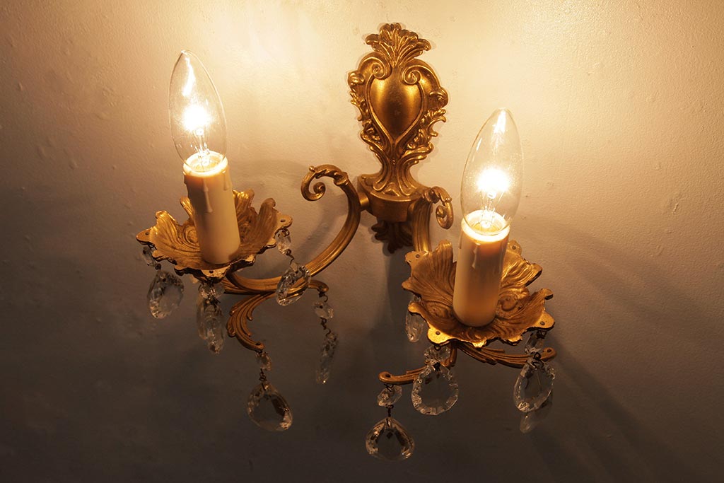 ビンテージ照明　真鍮製　ガラスドロップがおしゃれなフランスヴィンテージのウォールランプ(壁掛けシャンデリア、壁付け照明)(R-037589)