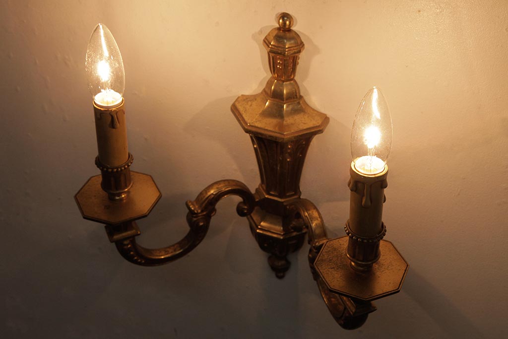 ビンテージ照明　ルイ16世様式　真鍮製　フランスヴィンテージのクラシカルなウォールランプ(壁掛けシャンデリア、壁付け照明)(R-037590)