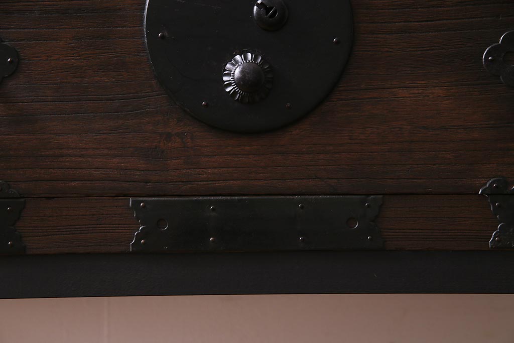アンティーク家具　和製アンティーク　リメイク　総桐材　金具が見事な脚付き時代箪笥(チェスト、タンス、桐箪笥、桐たんす)(R-037595)
