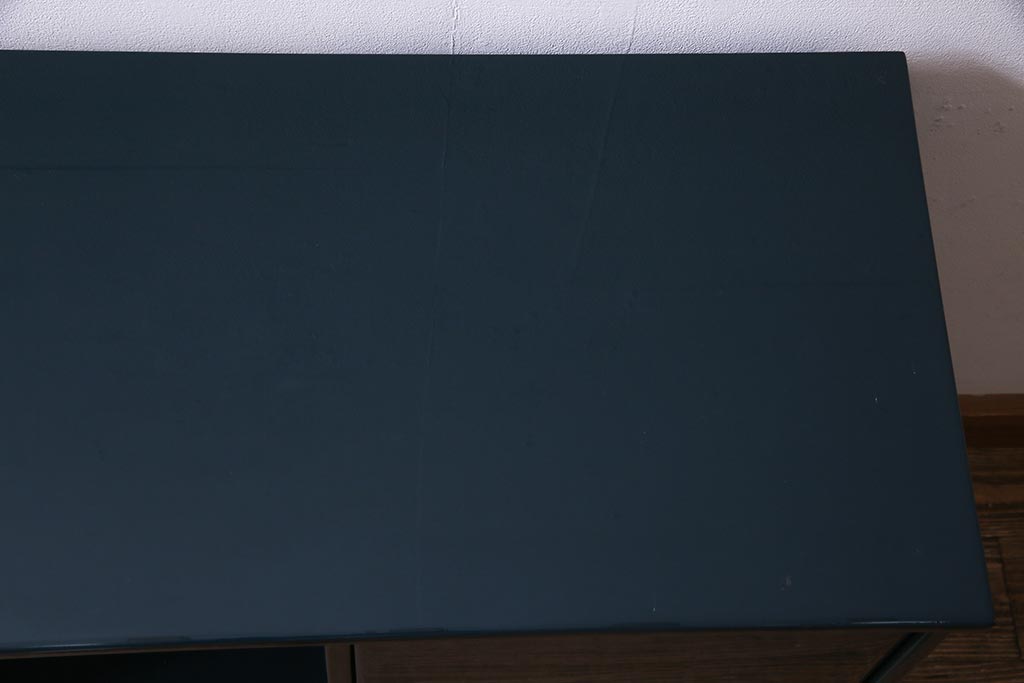 中古　国産工芸家具　漆塗り　中桐材　シックモダンな飾り棚(飾棚、収納棚)(R-037602)