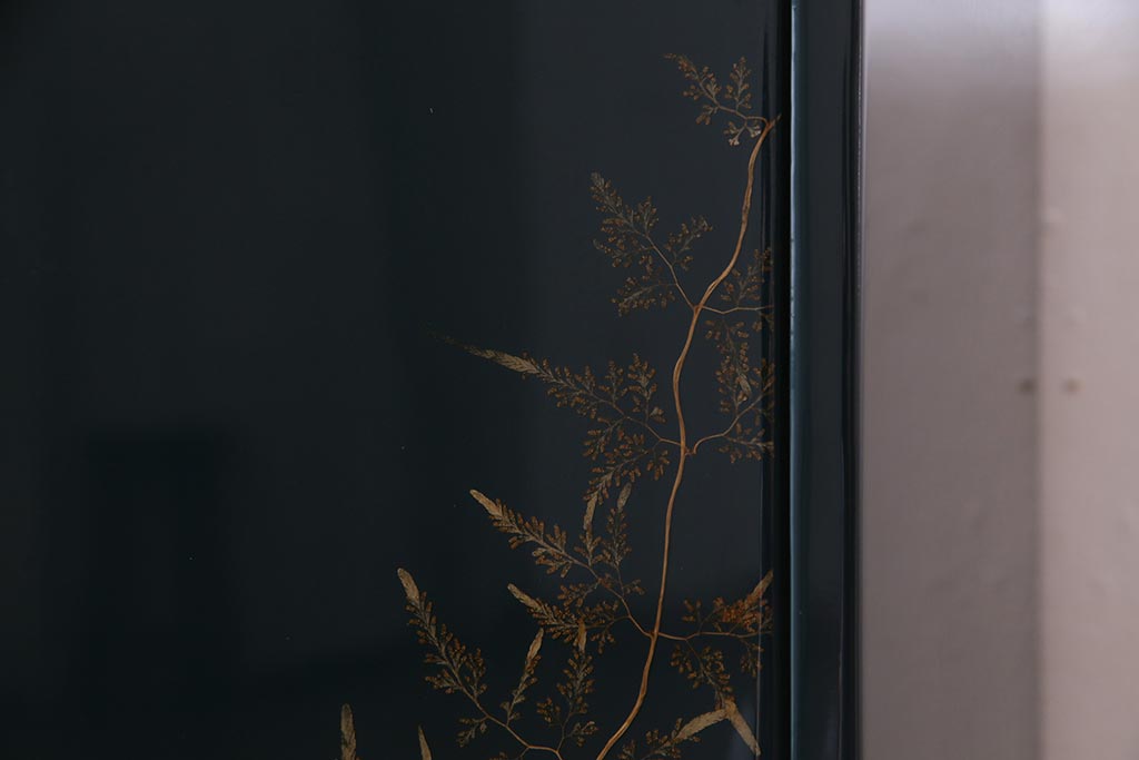 中古　国産工芸家具　漆塗り　中桐材　シックモダンな飾り棚(飾棚、収納棚)(R-037602)