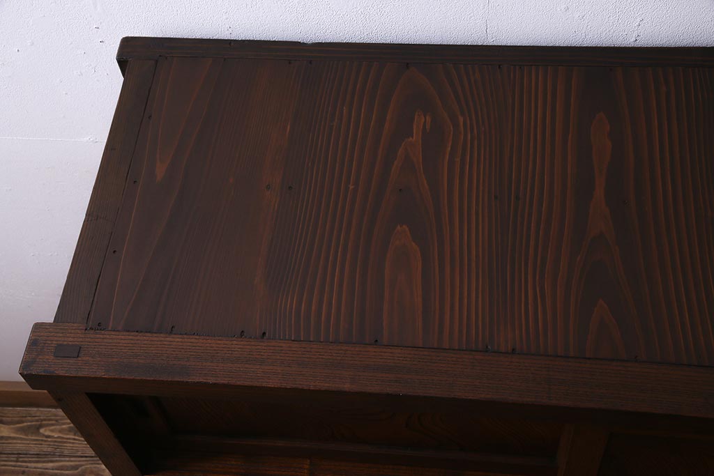 アンティーク家具　前面ケヤキ材　和製アンティークの木製脚付きキャビネット(戸棚、収納棚)(R-037612)