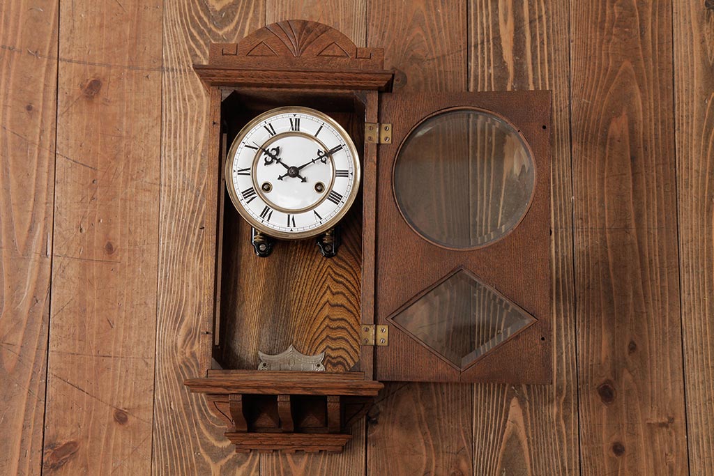 アンティーク雑貨　ホーロー文字盤がおしゃれな手巻き式振り子時計(柱時計、掛け時計、古時計)(R-037642)