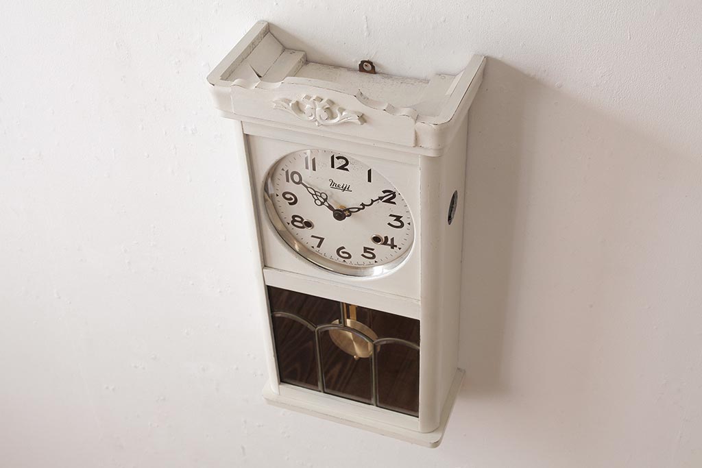 昭和レトロ雑貨　Meiji(明治時計社)　電池式　フレンチスタイルに合うホワイトペイントの柱時計(掛け時計、振り子時計)(R-037664)