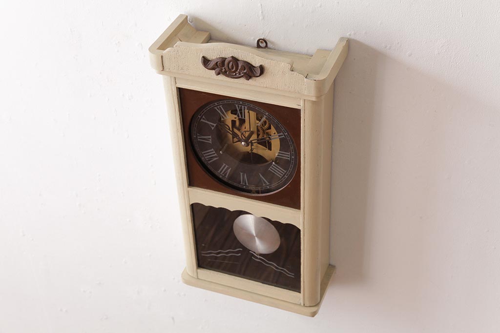 ビンテージ雑貨　ペイント　堀田時計店　N.H.T　スケルトン仕様のレトロシックなゼンマイ式柱時計(振り子時計、壁掛け時計)(R-037668)