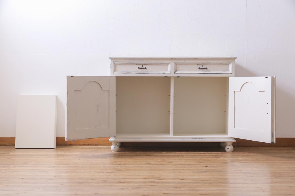 リメイク家具　フランスアンティーク　シャビーシックな雰囲気が魅力のペイントサイドボード(キャビネット、収納棚)(R-037705)