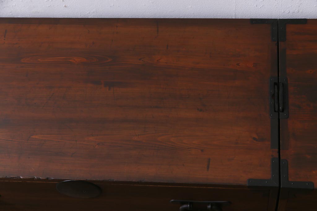 アンティーク家具　和製アンティーク　桐材・杉材　丸金具が目を引く重ね箪笥(衣装箪笥、和タンス、桐箪笥、桐たんす)(R-037706)
