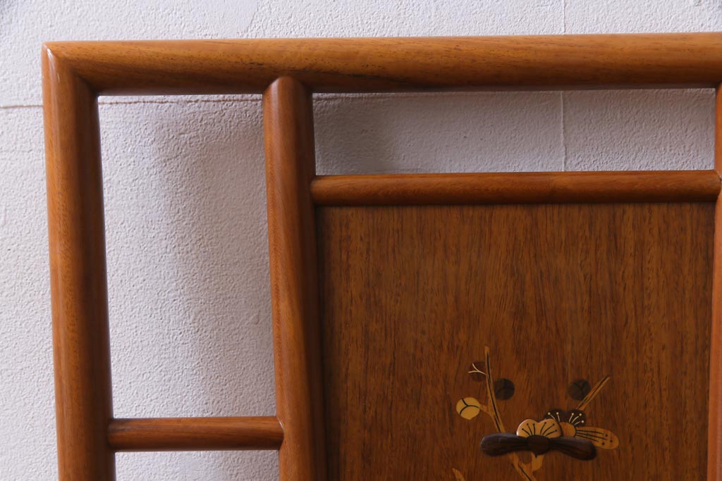 中古　唐木材　梅の図　象嵌風意匠とフレームのデザインが目を引くダイニングチェア(椅子)(R-037711)