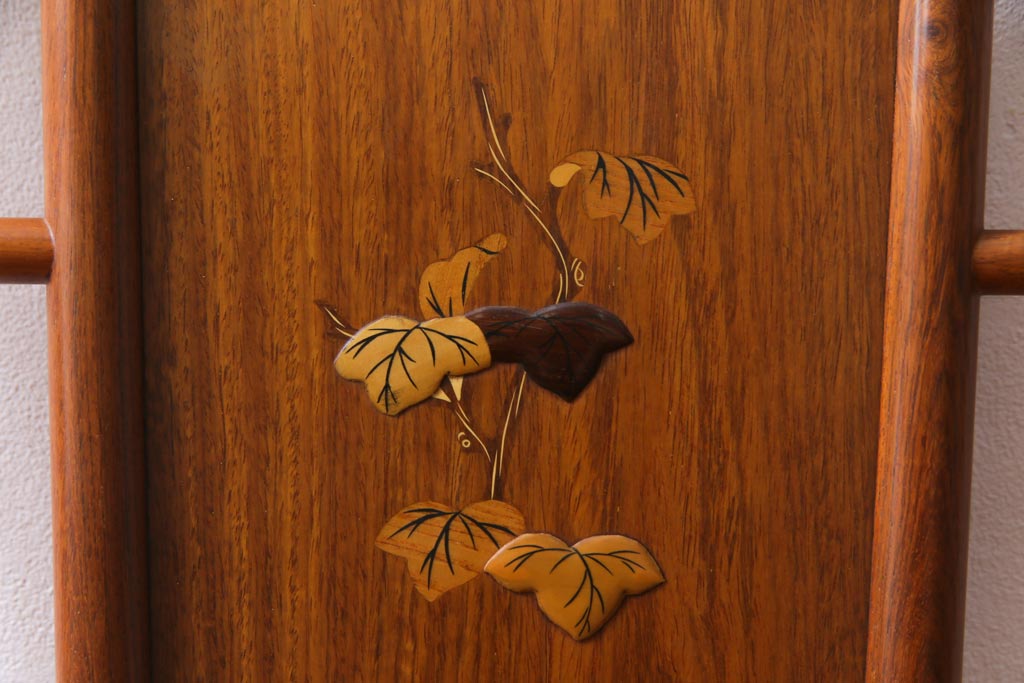 中古　唐木材　蔦の葉の図　象嵌風意匠とフレームのデザインが目を引くダイニングチェア(椅子)(R-037712)