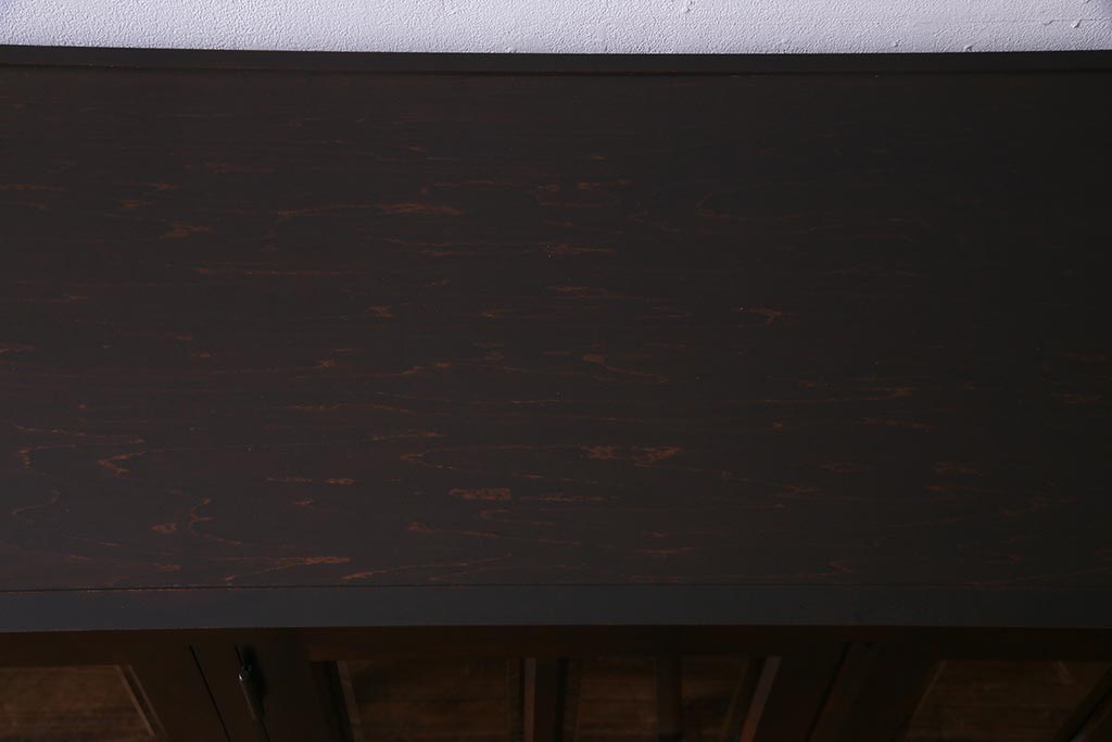 中古　リメイク　北海道民芸家具　脚付き　品のある佇まいがお洒落なキャビネット(食器棚、飾り棚、収納棚)(R-037731)