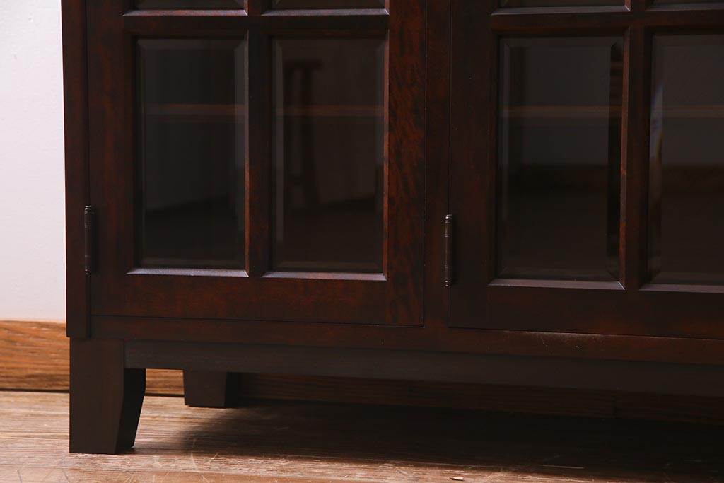 中古　リメイク　北海道民芸家具　脚付き　品のある佇まいがお洒落なキャビネット(食器棚、飾り棚、収納棚)(R-037731)