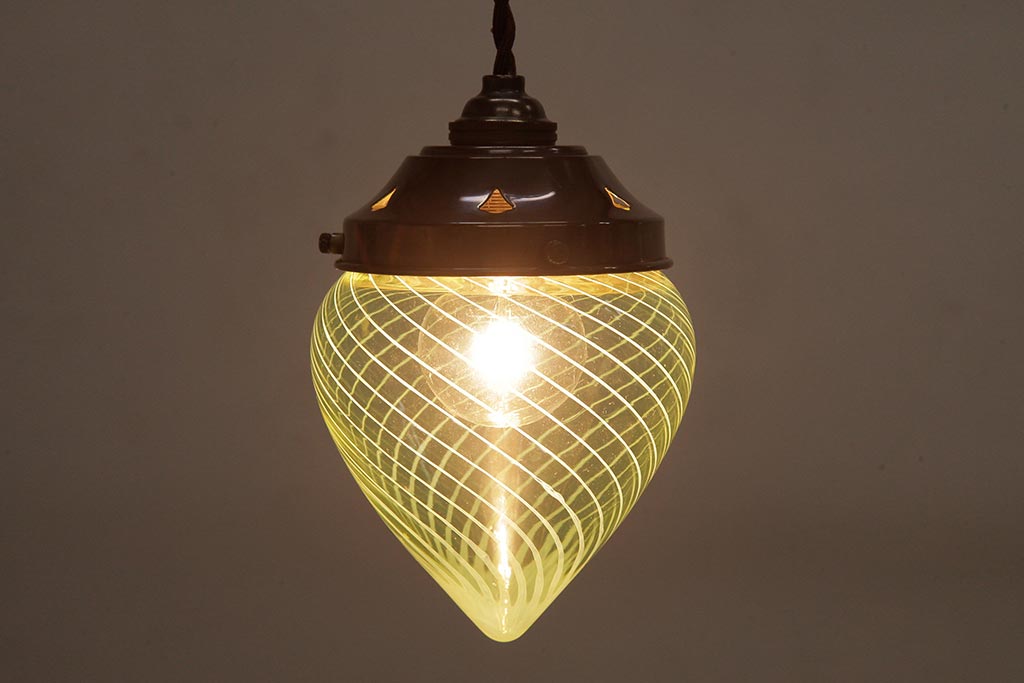 アンティーク照明　ウランガラス　淡いイエローが爽やかな印象のペンダントライト(吊り下げ照明)(R-037756)