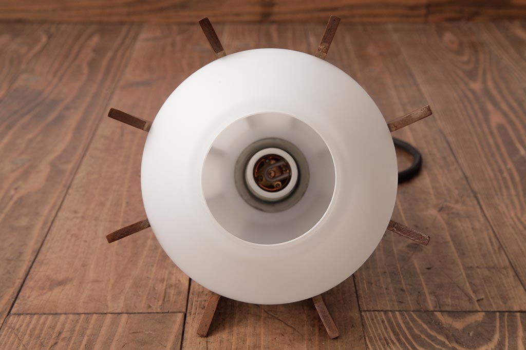 ビンテージ照明　モダンなデザインがおしゃれな木製のペンダントライト(吊り下げ照明)(R-037760)