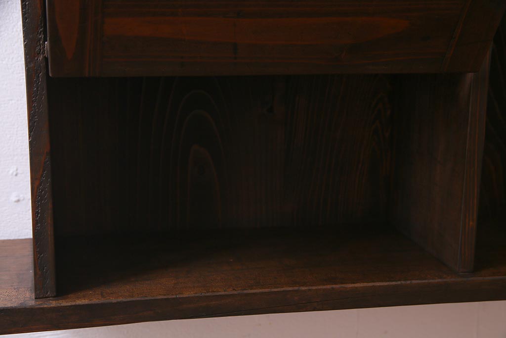 ラフジュ工房オリジナル　アンティーク材リメイク　パタパタ扉付き　古材の味わいが魅力的なウォールシェルフ(壁掛け収納棚、ウォールラック、マス目棚)(R-037766)