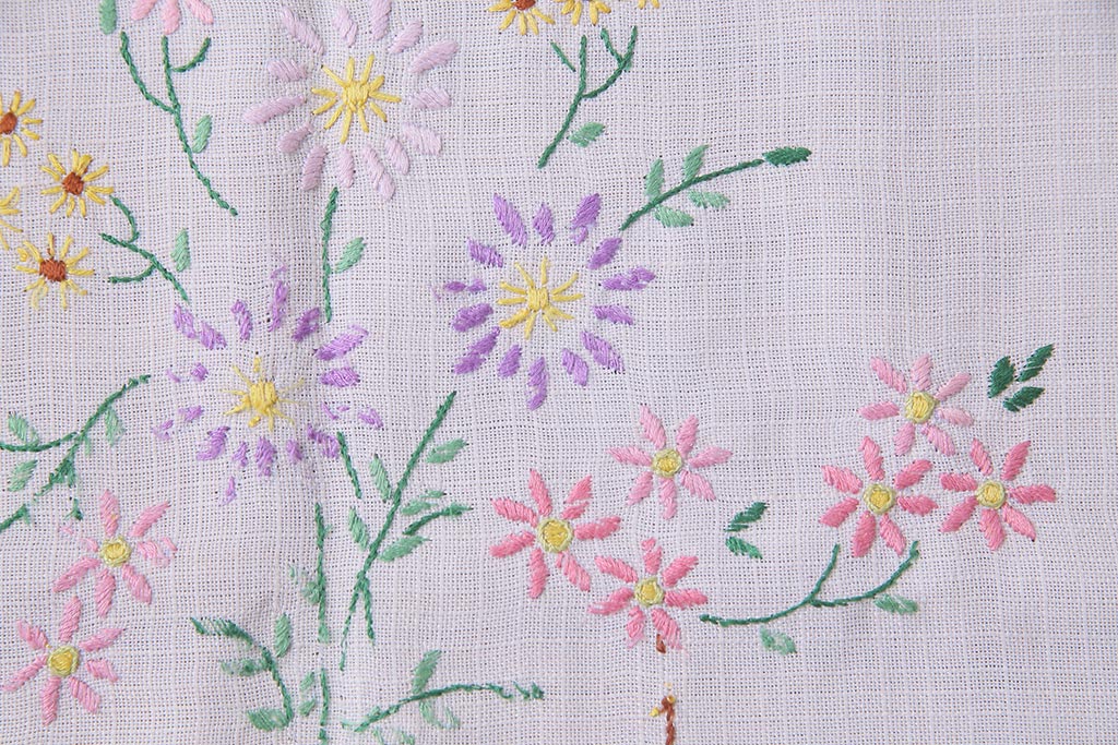 ビンテージ雑貨　イギリスヴィンテージ　花の刺繍がかわいらしいリネンクロス(タペストリー、布)(R-037773)