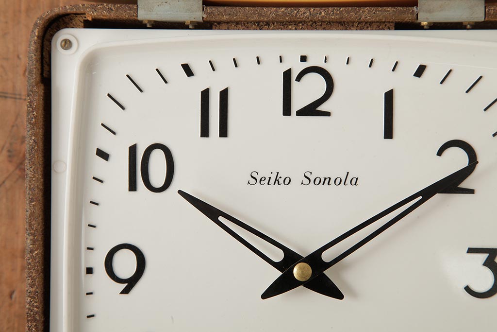 アンティーク雑貨　Seiko Sonola(セイコー・ソノーラ)　電池式　トランジスタ・クロック　レトロポップな掛け時計(柱時計、振り子時計)(R-037779)
