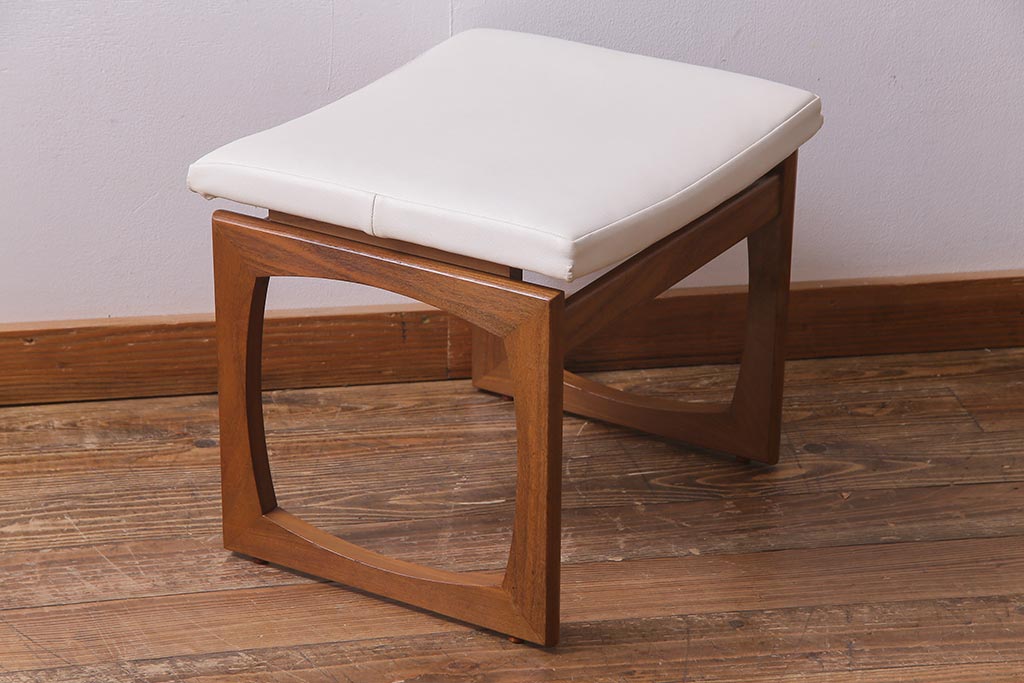 ヴィンテージ家具　北欧ビンテージ　G-PLAN(ジープラン)　白い座面がおしゃれな木製フレームのスツール(椅子)(R-037780)