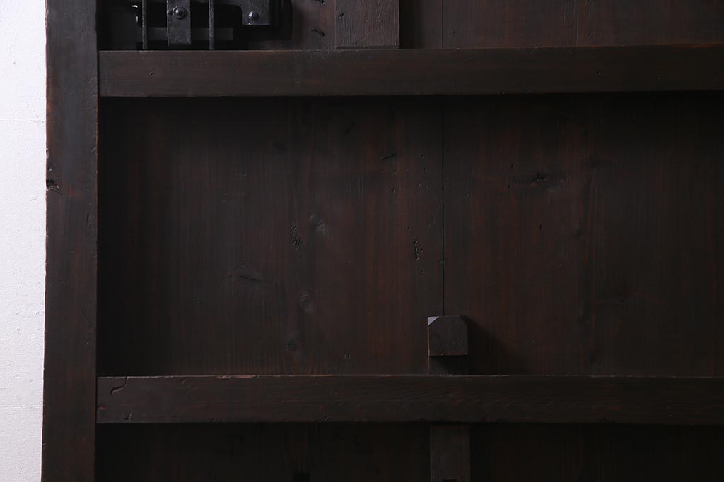 アンティーク建具　明治大正期　新潟産　前面鉄板　特大金具が存在感を放つ蔵戸(鉄扉、引き戸、玄関戸)(R-037805)