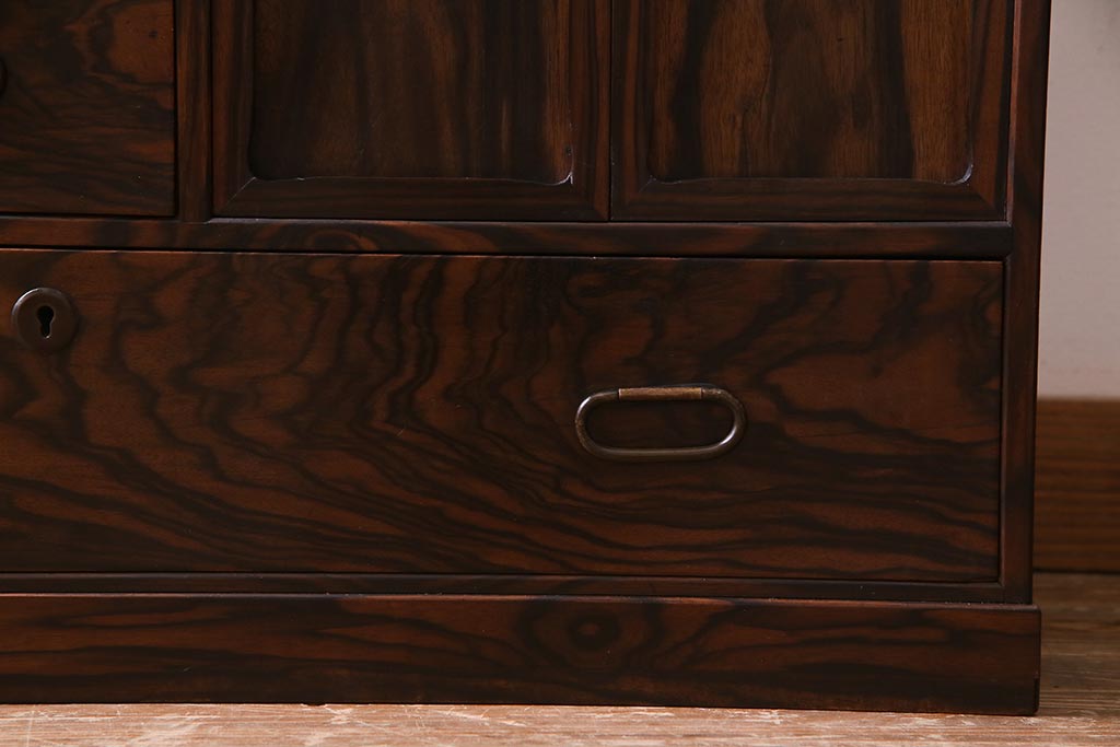 アンティーク家具　大正昭和初期　縞黒檀・桐材・栓材　銅金具　上手物!上質な作りの茶箪笥(茶棚、収納棚、違い棚、桐箪笥、桐たんす)(R-037806)