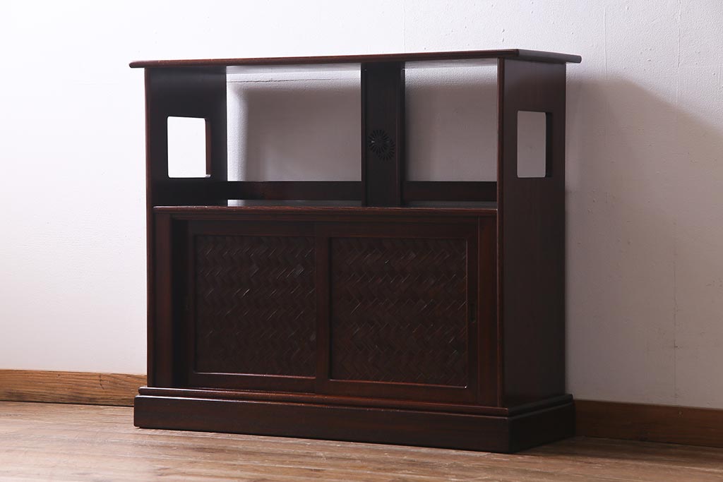 中古　国産工芸家具　漆塗り　ケヤキ材　高級感を高める網代編みの引き戸の茶棚(飾棚、戸棚)(R-037812)