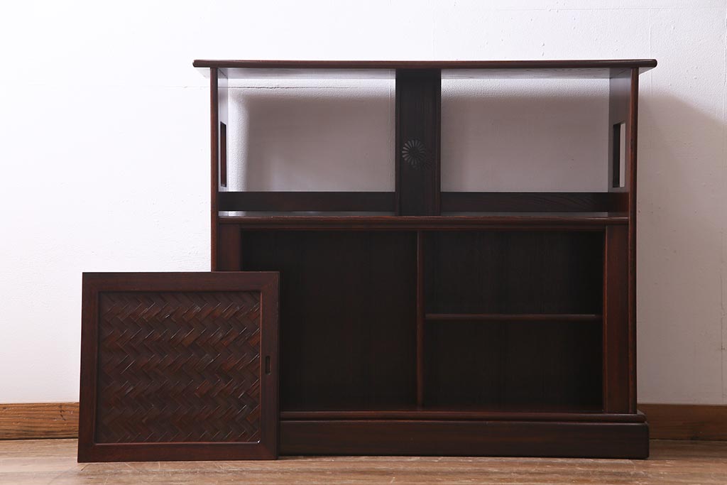 中古　国産工芸家具　漆塗り　ケヤキ材　高級感を高める網代編みの引き戸の茶棚(飾棚、戸棚)(R-037812)