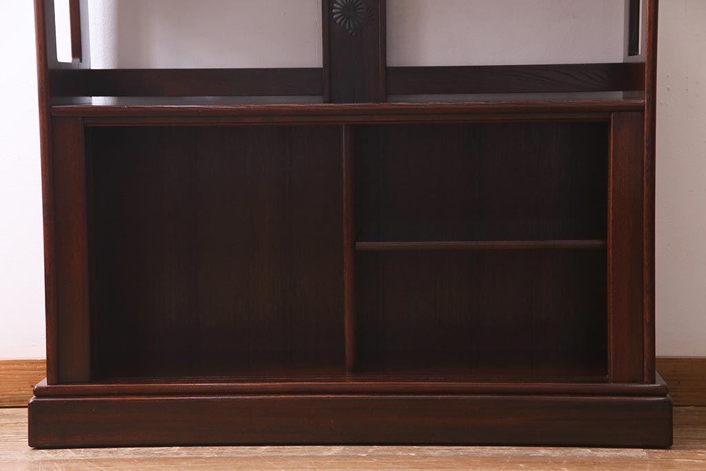中古　国産工芸家具　漆塗り　ケヤキ材　高級感を高める網代編みの引き戸の茶棚(飾棚、戸棚)(R-037812)