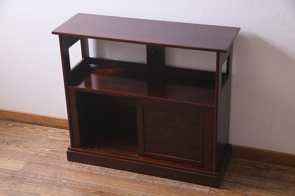中古　国産工芸家具　漆塗り　ケヤキ材　高級感を高める網代編みの引き戸の茶棚(飾棚、戸棚)(R-037812)