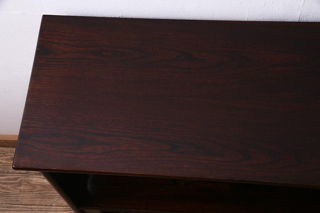 中古　国産工芸家具　漆塗り　ケヤキ材　高級感を高める網代編みの引き戸の茶棚(飾棚、戸棚)(R-037812)