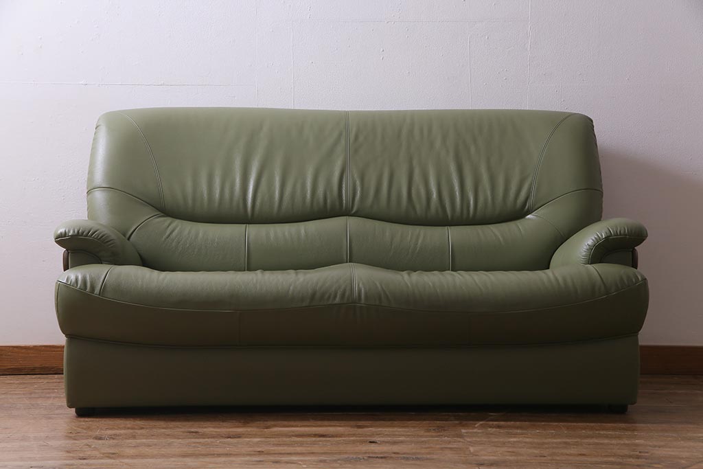 中古　カリモク　ナチュラルテイストにも馴染むオリーブグリーンの2.5人掛けソファ(037814)