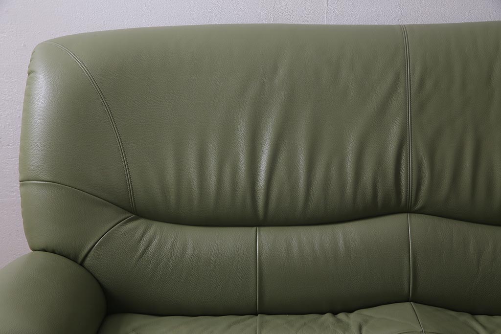 中古　カリモク　ナチュラルテイストにも馴染むオリーブグリーンの2.5人掛けソファ(037814)
