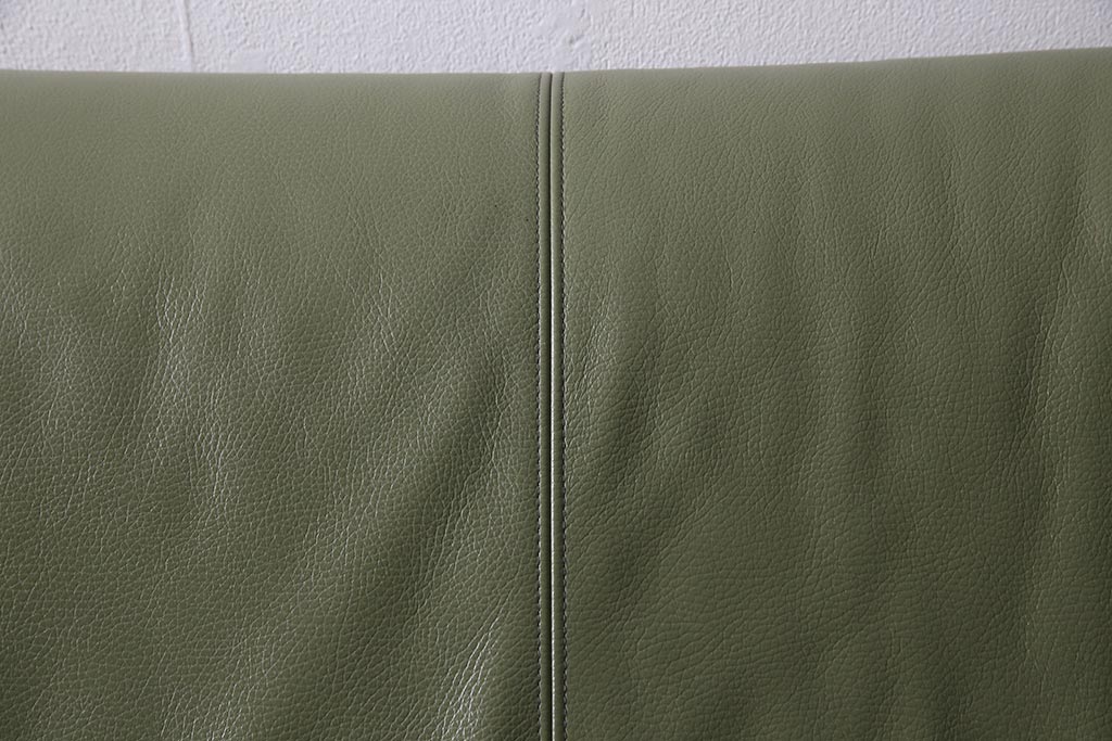 中古　カリモク　ナチュラルテイストにも馴染むオリーブグリーンの2.5人掛けソファ(037814)