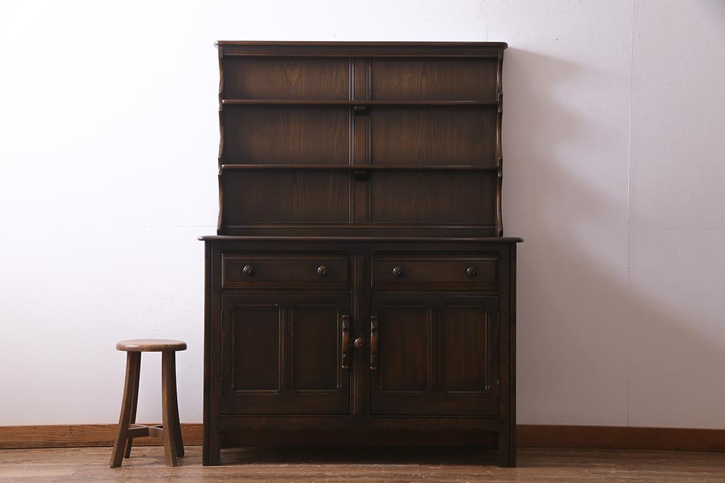 ヴィンテージ家具　イギリスビンテージ　ERCOL(アーコール)　Old Colonial(オールドコロニアル)　ニレ材　気品と風格が漂うカップボード(食器棚、飾り棚)(R-037854)