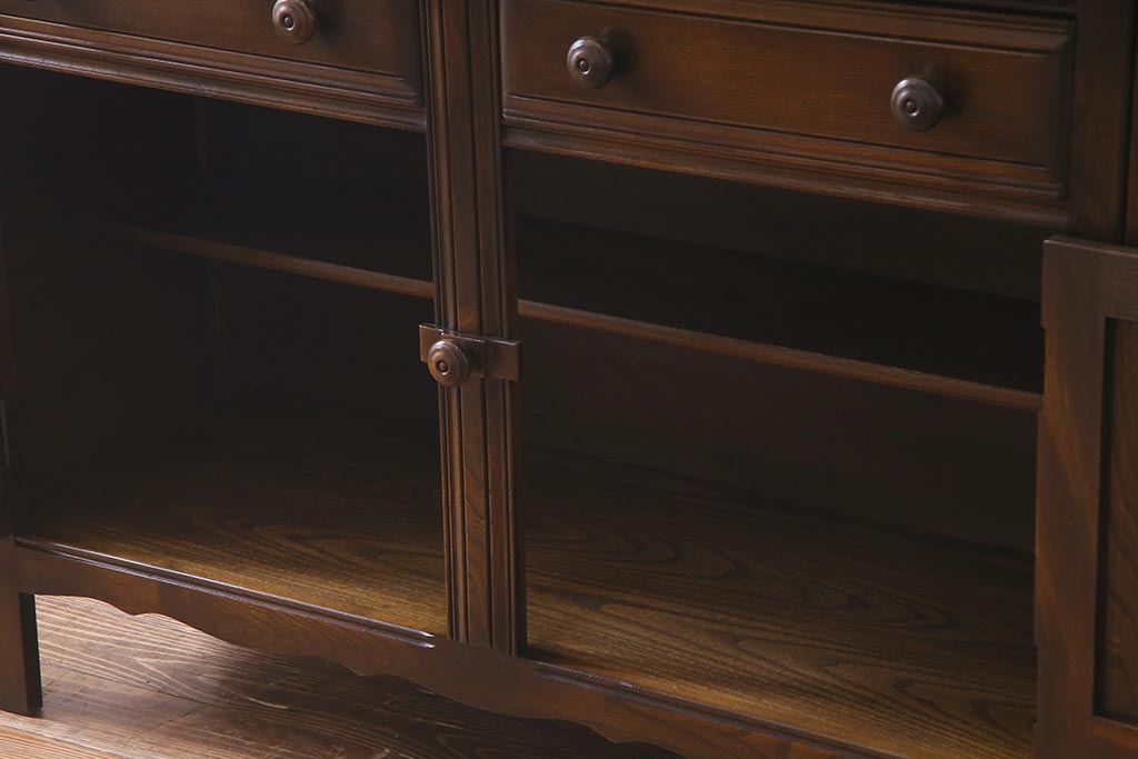 ヴィンテージ家具　イギリスビンテージ　ERCOL(アーコール)　Old Colonial(オールドコロニアル)　ニレ材　気品と風格が漂うカップボード(食器棚、飾り棚)(R-037854)