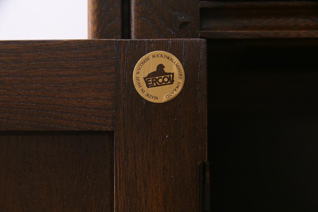 ヴィンテージ家具　イギリスビンテージ　ERCOL(アーコール)　Old Colonial(オールドコロニアル)　ニレ材　気品と風格が漂うカップボード(食器棚、飾り棚)(R-037854)
