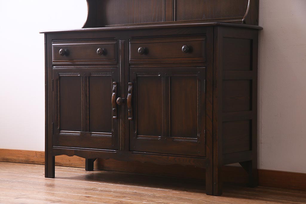 ヴィンテージ家具　イギリスビンテージ　ERCOL(アーコール)　Old Colonial(オールドコロニアル)　ニレ材　気品と風格が漂うカップボード(食器棚、飾り棚)(R-037854)