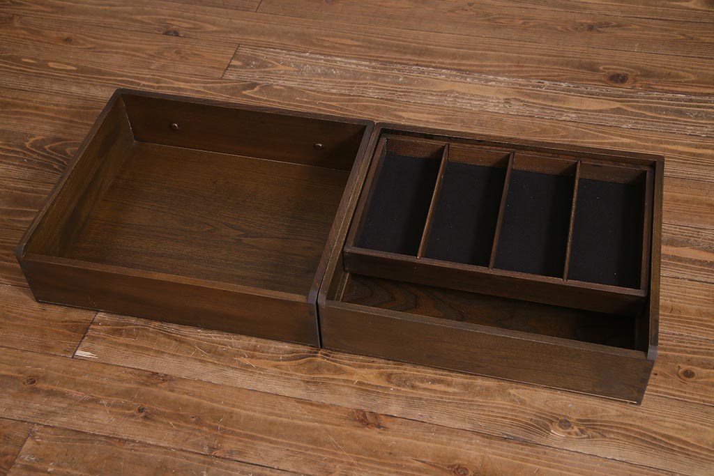 ヴィンテージ家具　イギリスビンテージ　ERCOL(アーコール)　Old Colonial(オールドコロニアル)　ニレ材　気品と風格が漂うカップボード(食器棚、飾り棚)(R-037854)