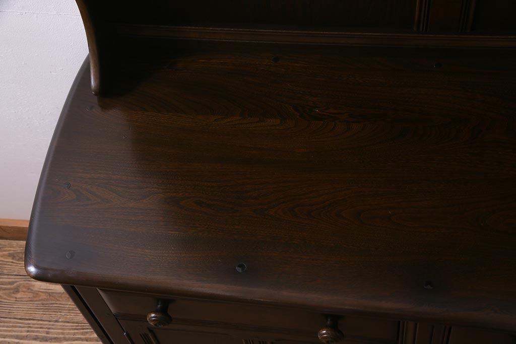 ヴィンテージ家具　イギリスビンテージ　ERCOL(アーコール)　Old Colonial(オールドコロニアル)　ニレ材　気品と風格が漂うカップボード(食器棚、飾り棚)(R-037854)