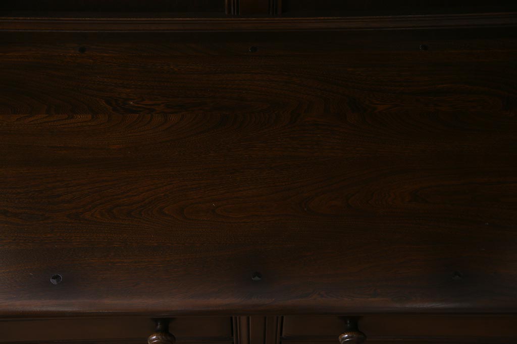 ヴィンテージ家具　イギリスビンテージ　ERCOL(アーコール)　Old Colonial(オールドコロニアル)　ニレ材　気品と風格が漂うカップボード(食器棚、飾り棚)(R-037854)