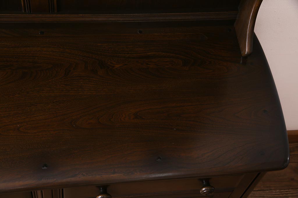 ヴィンテージ家具　イギリスビンテージ　ERCOL(アーコール)　Old Colonial(オールドコロニアル)　ニレ材　気品と風格が漂うカップボード(食器棚、飾り棚)(R-037854)