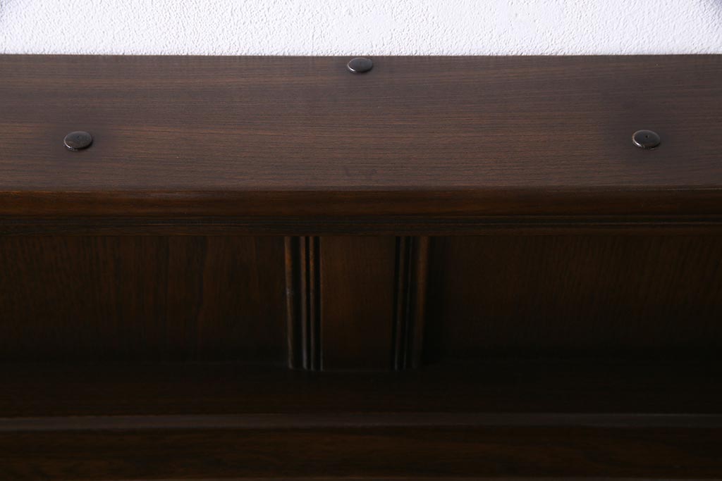 ヴィンテージ家具　イギリスビンテージ　ERCOL(アーコール)　Old Colonial(オールドコロニアル)　ニレ材　気品と風格が漂うカップボード(食器棚、飾り棚)(R-037854)