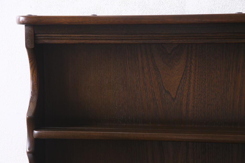 ヴィンテージ家具　イギリスビンテージ　ERCOL(アーコール)　Old Colonial(オールドコロニアル)　ニレ材　気品と風格が漂うカップボード(食器棚、飾り棚)(R-037854)