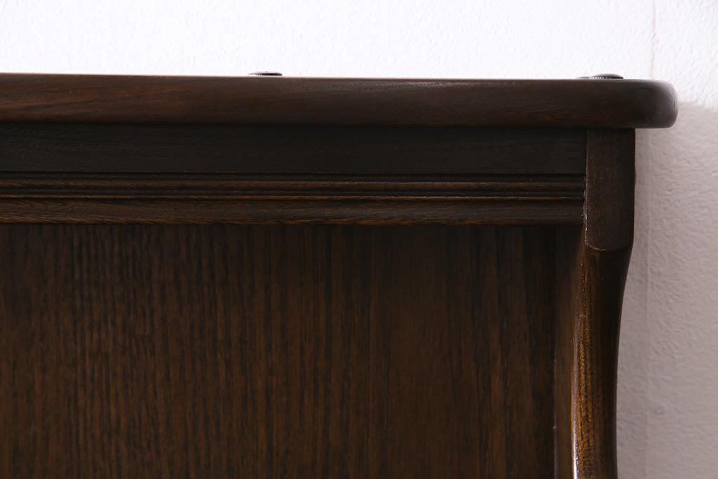 ヴィンテージ家具　イギリスビンテージ　ERCOL(アーコール)　Old Colonial(オールドコロニアル)　ニレ材　気品と風格が漂うカップボード(食器棚、飾り棚)(R-037854)