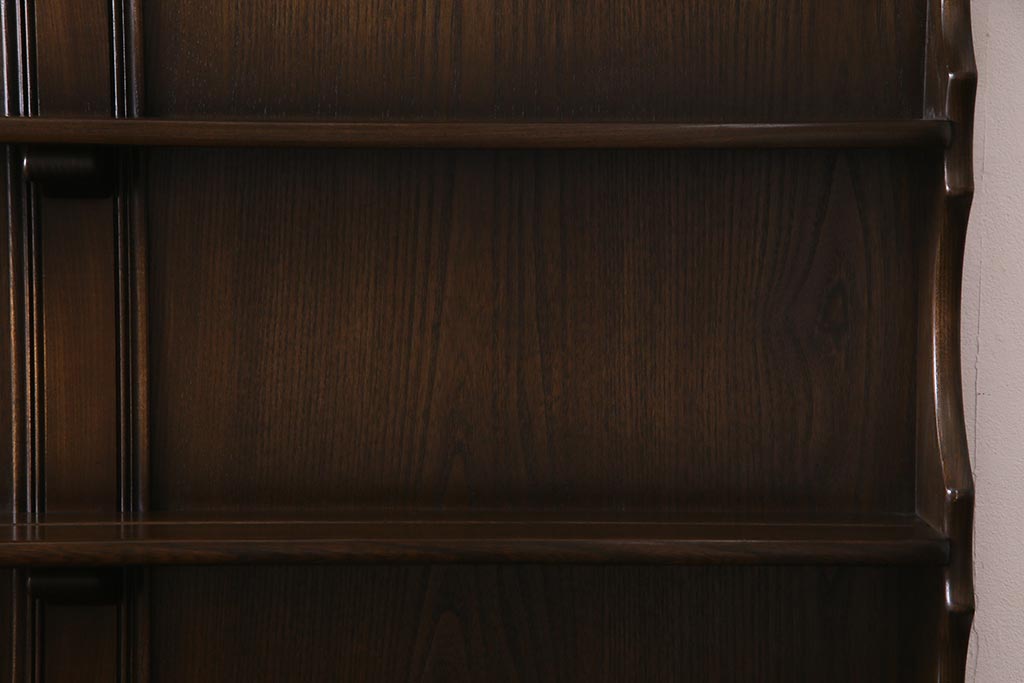 ヴィンテージ家具　イギリスビンテージ　ERCOL(アーコール)　Old Colonial(オールドコロニアル)　ニレ材　気品と風格が漂うカップボード(食器棚、飾り棚)(R-037854)