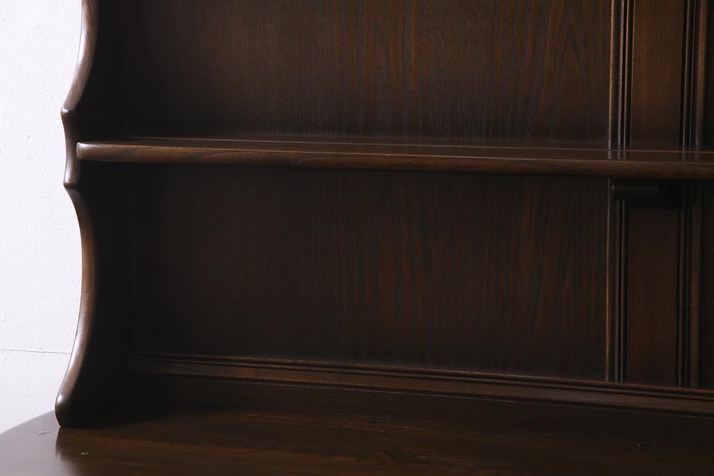 ヴィンテージ家具　イギリスビンテージ　ERCOL(アーコール)　Old Colonial(オールドコロニアル)　ニレ材　気品と風格が漂うカップボード(食器棚、飾り棚)(R-037854)