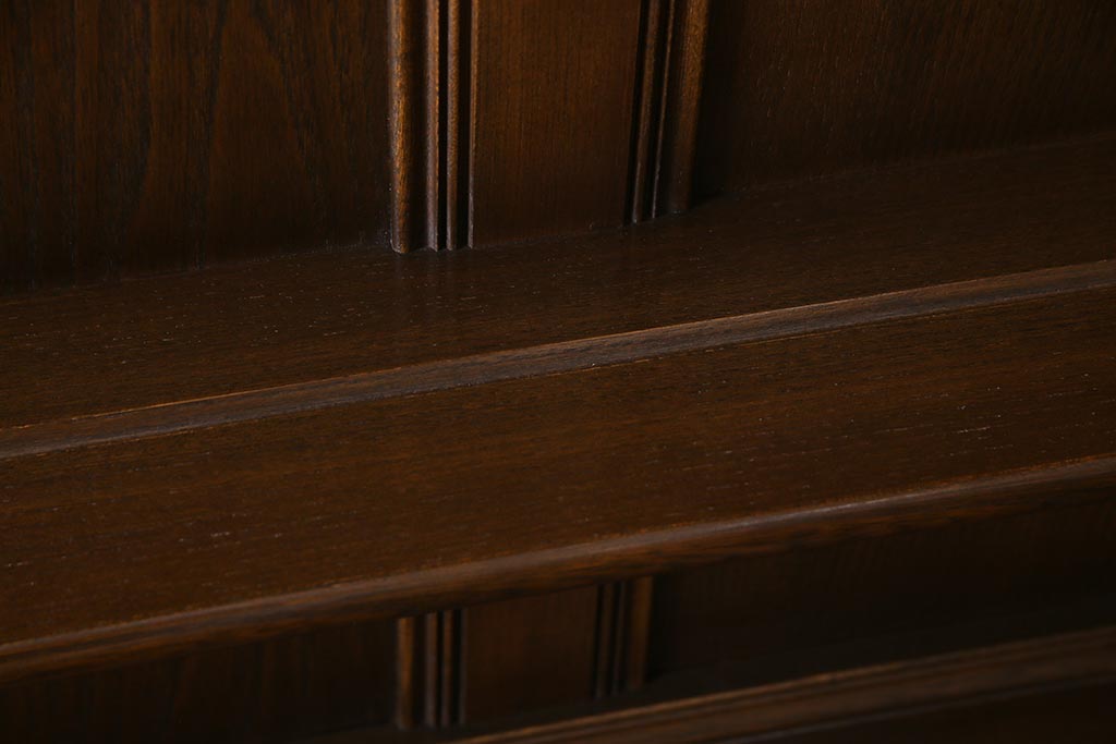 ヴィンテージ家具　イギリスビンテージ　ERCOL(アーコール)　Old Colonial(オールドコロニアル)　ニレ材　気品と風格が漂うカップボード(食器棚、飾り棚)(R-037854)