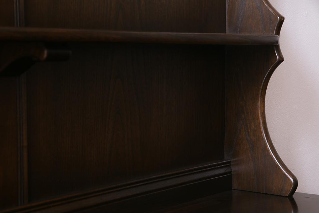 ヴィンテージ家具　イギリスビンテージ　ERCOL(アーコール)　Old Colonial(オールドコロニアル)　ニレ材　気品と風格が漂うカップボード(食器棚、飾り棚)(R-037854)